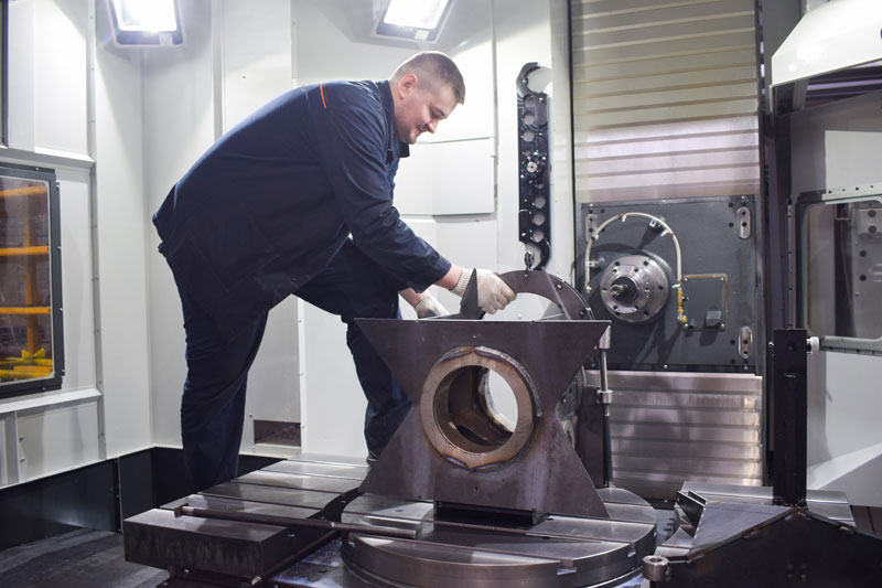 Горизонтально-фрезерный обрабатывающий центр Haas EC-1600ZT на Уральском заводе подъемных механизмов