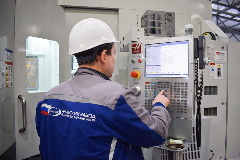 Горизонтально-фрезерный обрабатывающий центр Haas EC-1600ZT на Уральском заводе подъемных механизмов
